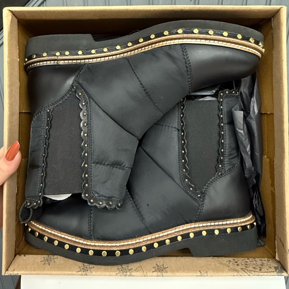 Free People Atlas Puffer Chelsea Boot Black Size 38.5 (US 8) New in Box - Picture 15 of 15